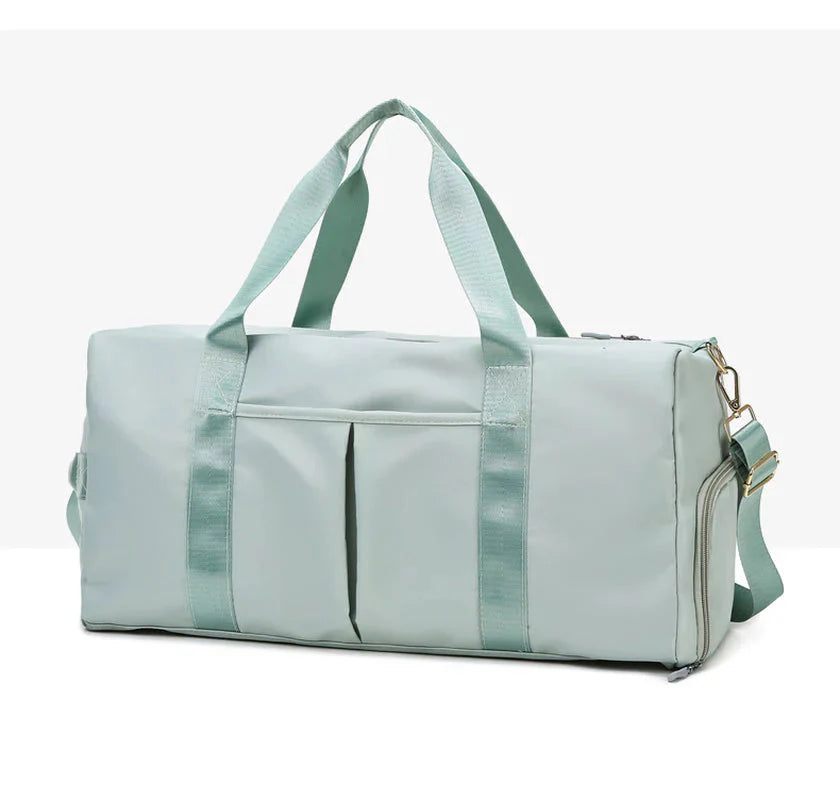 Mala desportiva impermeável vermelha com alças e bolso frontal, ideal para viagens e atividades desportivas.