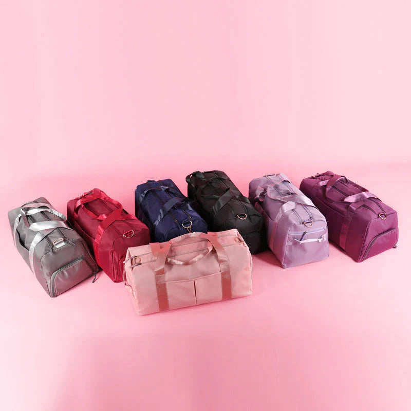 Mala desportiva impermeável vermelha com alças e bolso frontal, ideal para viagens e atividades desportivas.