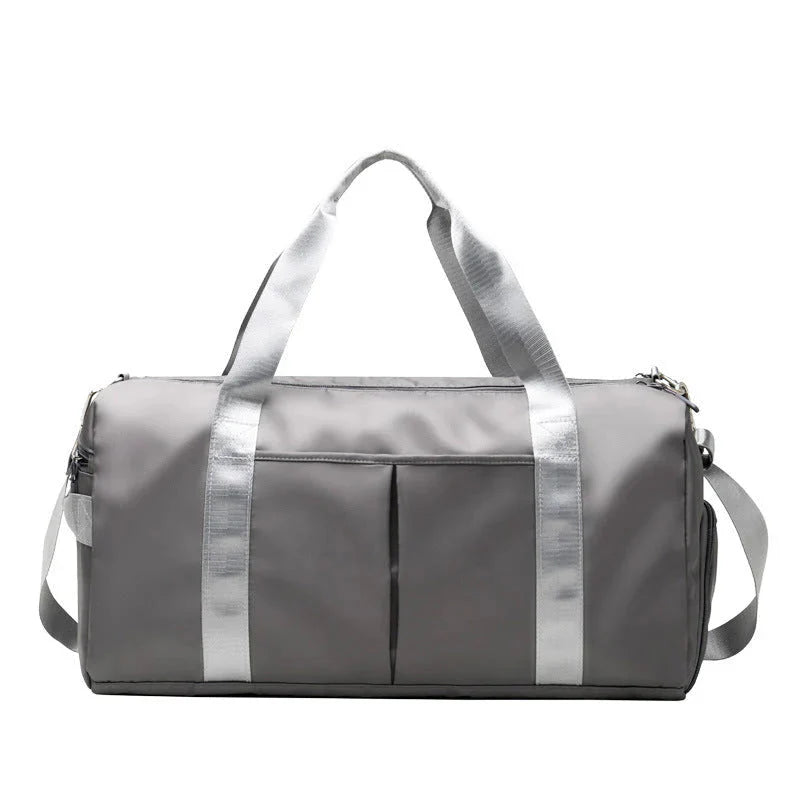 Mala desportiva impermeável vermelha com alças e bolso frontal, ideal para viagens e atividades desportivas.