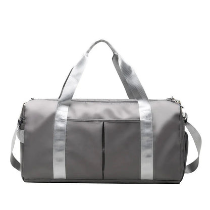 Mala desportiva impermeável vermelha com alças e bolso frontal, ideal para viagens e atividades desportivas.
