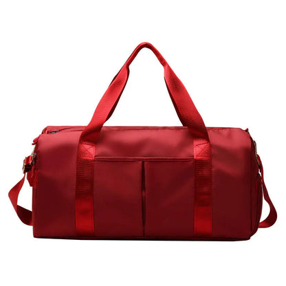 Mala desportiva impermeável vermelha com alças e bolso frontal, ideal para viagens e atividades desportivas.