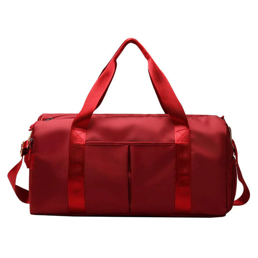 Mala desportiva impermeável vermelha com alças e bolso frontal, ideal para viagens e atividades desportivas.