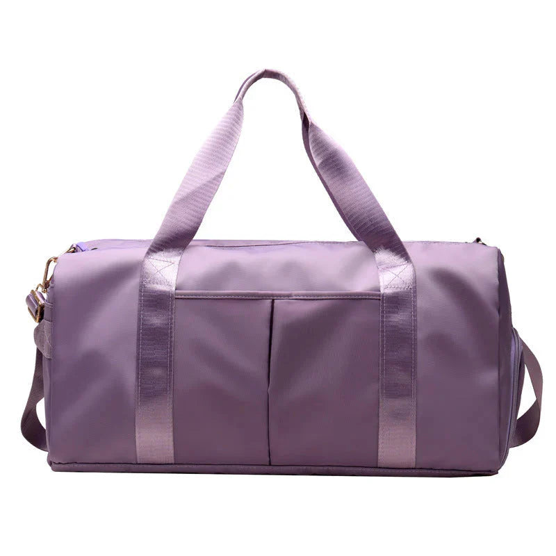 Mala desportiva impermeável vermelha com alças e bolso frontal, ideal para viagens e atividades desportivas.