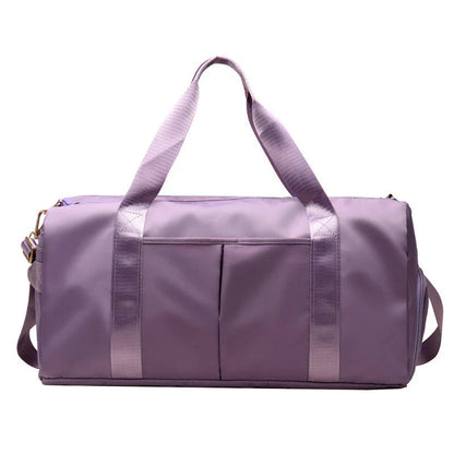 Mala desportiva impermeável vermelha com alças e bolso frontal, ideal para viagens e atividades desportivas.