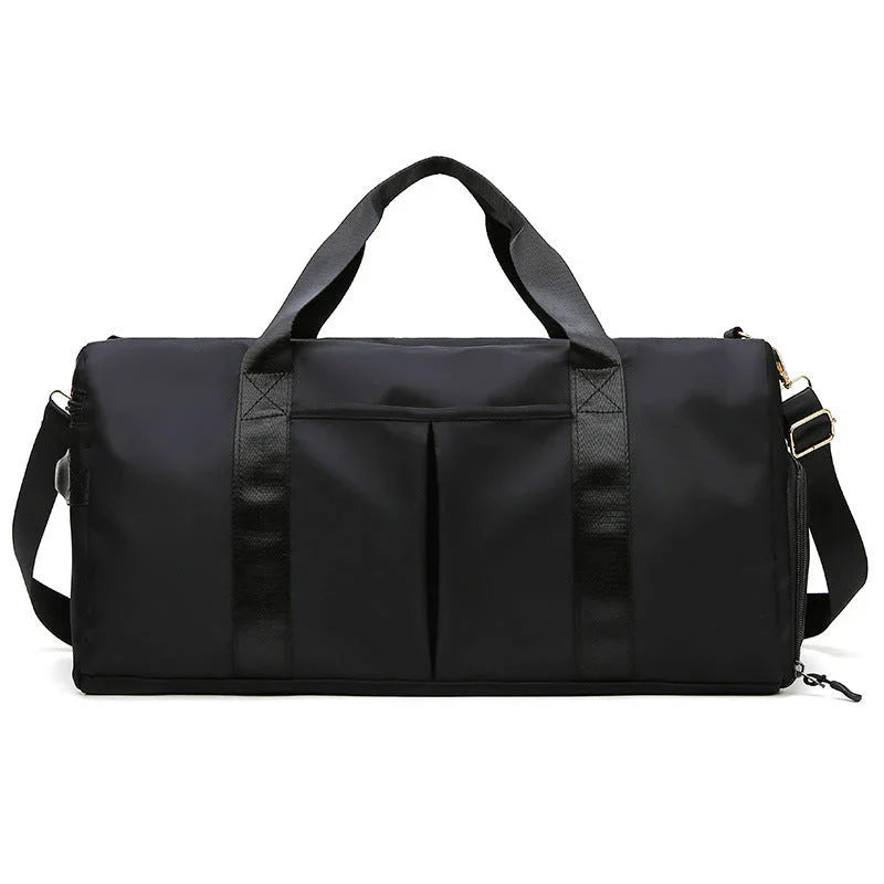 Mala desportiva impermeável vermelha com alças e bolso frontal, ideal para viagens e atividades desportivas.