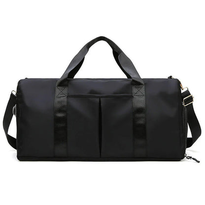 Mala desportiva impermeável vermelha com alças e bolso frontal, ideal para viagens e atividades desportivas.