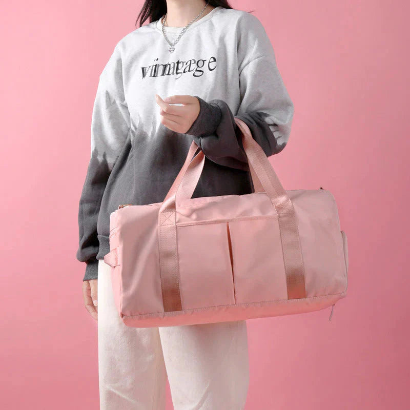 Mala desportiva impermeável vermelha com alças e bolso frontal, ideal para viagens e atividades desportivas.