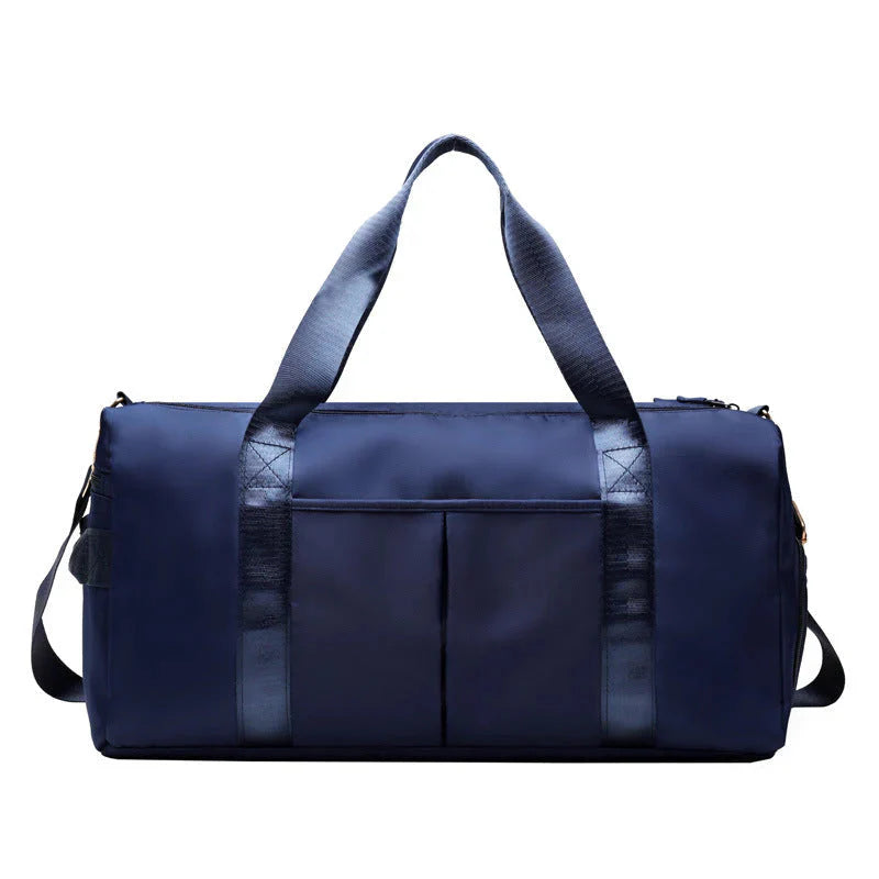 Mala desportiva impermeável vermelha com alças e bolso frontal, ideal para viagens e atividades desportivas.