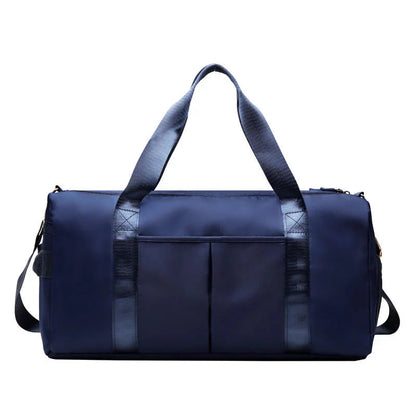 Mala desportiva impermeável vermelha com alças e bolso frontal, ideal para viagens e atividades desportivas.