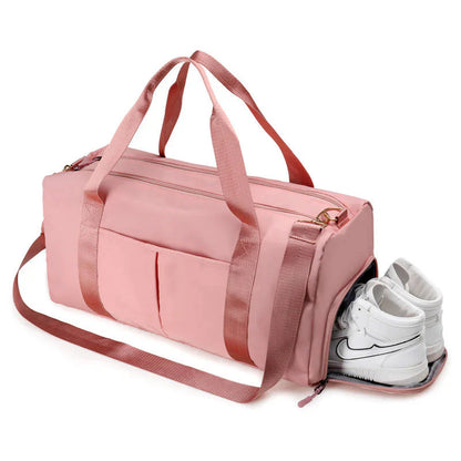 Mala desportiva impermeável vermelha com alças e bolso frontal, ideal para viagens e atividades desportivas.