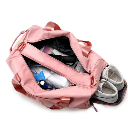 Mala desportiva impermeável vermelha com alças e bolso frontal, ideal para viagens e atividades desportivas.