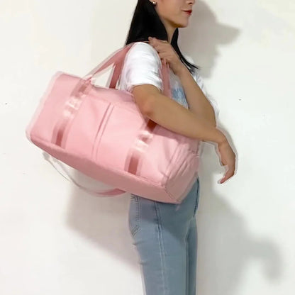 Mala desportiva impermeável vermelha com alças e bolso frontal, ideal para viagens e atividades desportivas.