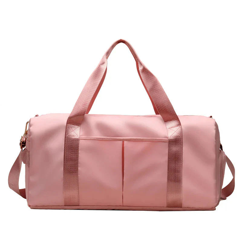 Mala desportiva impermeável vermelha com alças e bolso frontal, ideal para viagens e atividades desportivas.