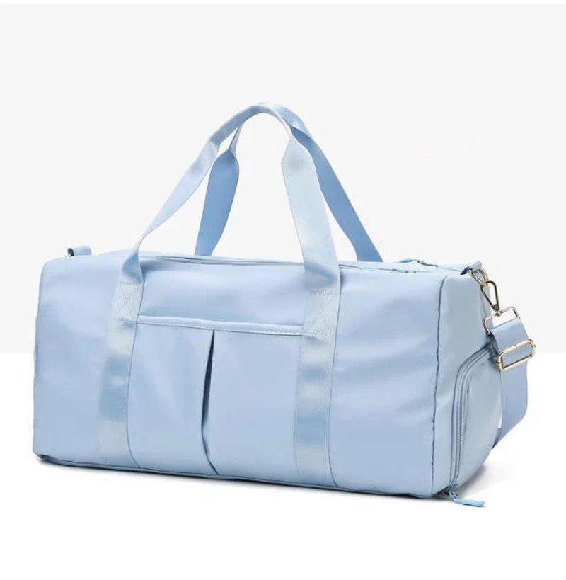 Mala desportiva impermeável vermelha com alças e bolso frontal, ideal para viagens e atividades desportivas.