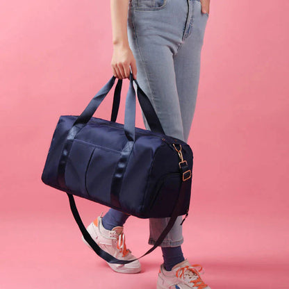Mala desportiva impermeável vermelha com alças e bolso frontal, ideal para viagens e atividades desportivas.