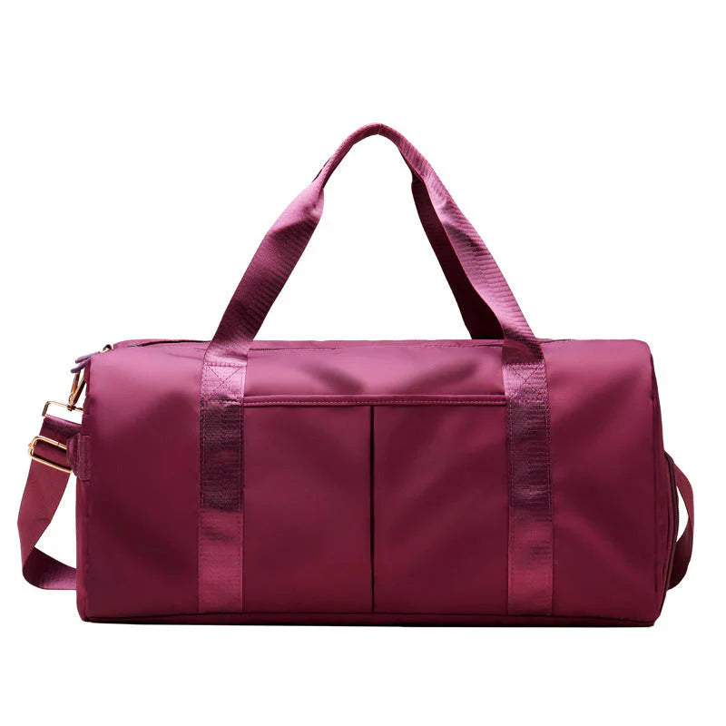 Mala desportiva impermeável vermelha com alças e bolso frontal, ideal para viagens e atividades desportivas.